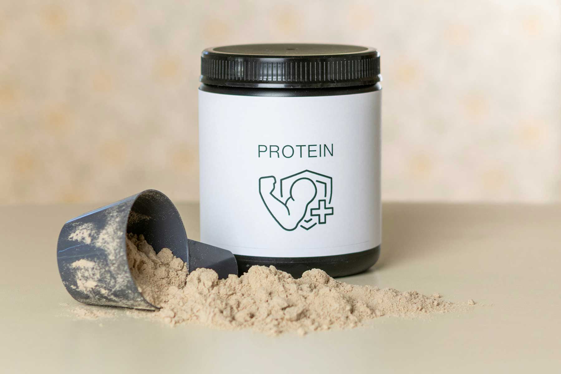 Dose Proteinpulver mit umgefallenem Messlöffel auf hellem Untergrund